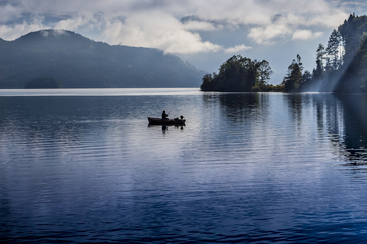 Pêcheur sur un lac