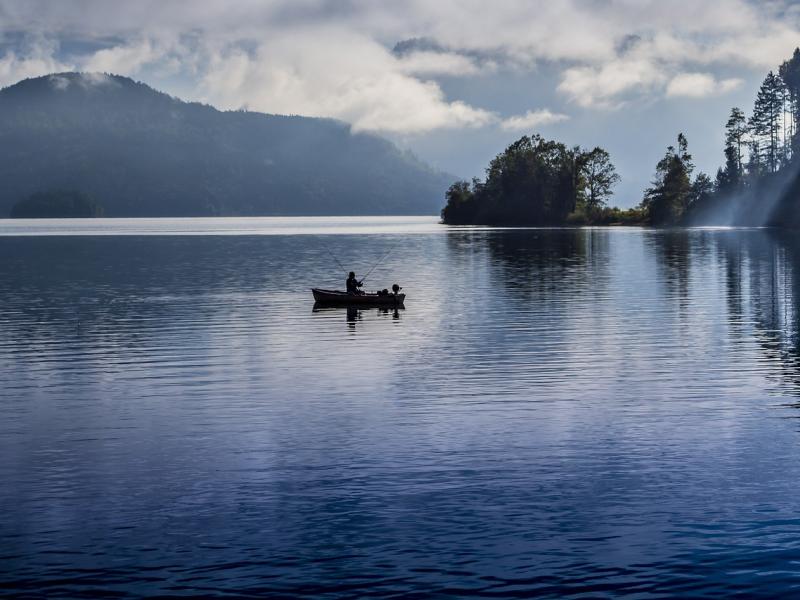 Pêcheur sur un lac